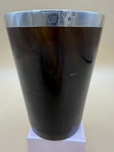 SQUISITO BICCHIERE IN CORNO bordato ARGENTO, 1873 LONDRA, fondo in vetro. Frederick Wilson - Foto 1 di 5