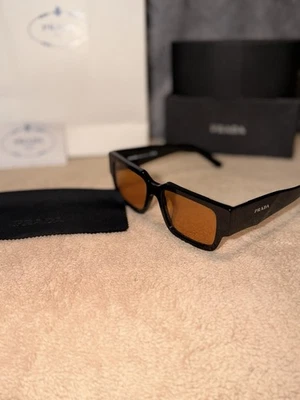 Gafas de sol PRADA tintes amarillos con todo lo que ves en la foto. Nuevo Foto 1 de 3