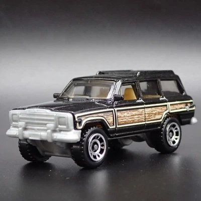 1980-1991 Jeep Wagoneer W/Rimorchio Hitch Nero 1:64 Diorama Scala Modellino - Immagine 1 di 4
