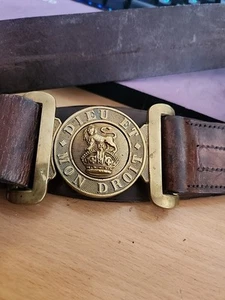 BRITISH ARMY LEATHER BELT AND BUCKLE - Dieu et mon droit { God and my right } - Foto 1 di 6