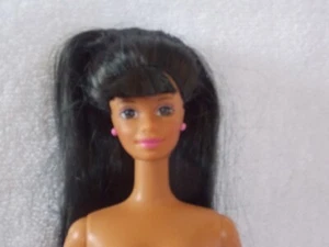 Muñeca Barbie afroamericana desnuda AA con pendientes para tu proyecto único en su clase - Imagen 1 de 4