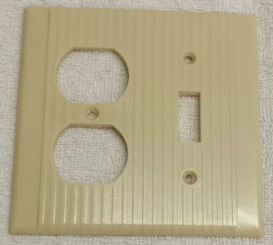 VINTAGE ELFENBEIN SCHALTER & STECKDOSE BAKELIT ABDECKPLATTE, GERIPPTES MUSTER, NEUER ALTER BESTAND - Bild 1 von 2