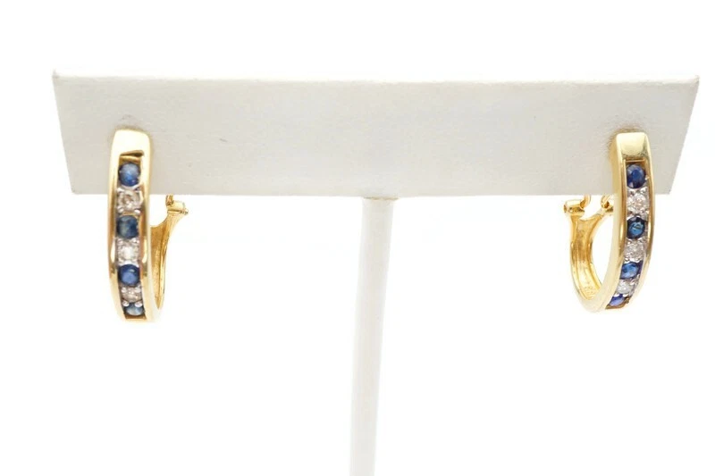 Pendientes Omega de oro amarillo de 14 k con zafiro y diamantes Alwand Vahan Foto 1 de 4