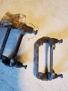  Corvette C-4 1985 1987 pair of rear brake caliper brackets Left Hand Right Hand - Foto 1 di 3