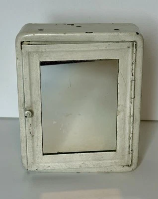 "Gabinete de afeitado vintage pequeño de metal en mal estado de 8""" Foto 1 de 4