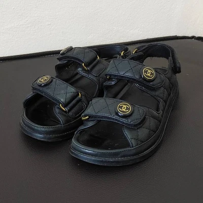 Sandalias acolchadas para papá Chanel CC Charm zapatos para mujer de cuero negro talla: EU36 US6 Foto 1 de 4