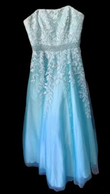 Hermoso Vestido de Baile Azul Claro con Encaje Blanco y Estrás Transparente Talla 12 Foto 1 de 4