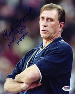 Foto firmada por Rudy Tomjanovich 8x10 + Oro 2000 FIRMA COMPLETA PSA/DNA Juegos Olímpicos - Imagen 1 de 1