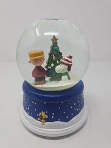 Hallmark Peanuts 50 Años Navidad Musical Globo de Nieve - Charlie Brown & Snoopy - Imagen 1 de 5