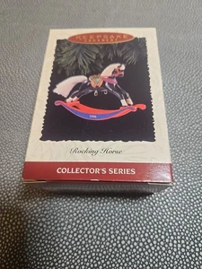 Hallmark Keepsake Ornament 1996 cavallo a dondolo #16 16a serie criniera bianco e nero - Foto 1 di 2
