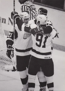 TYPE 1: 1991 Press Photo Red Wings Sergei Fedorov, Paul Ysebaert, Shawn Burr - Picture 1 of 2