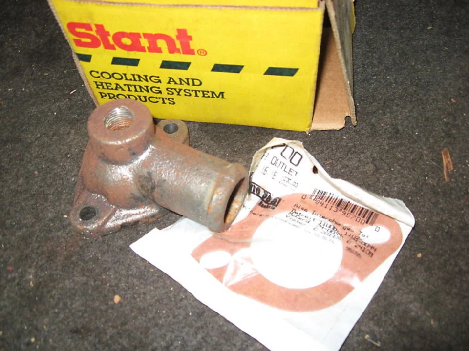 Carcasa de salida de agua Chevy Pontiac Olds Buick 1982-86  Foto 1 de 1