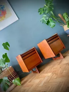 Para szafek nocnych vintage z połowy wieku tek wiszących na ścianie - Zdjęcie 1 z 10