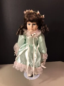 Vestido de satén verde menta con pestañas realistas ojos azules cabello castaño muñeca 16" de porcelana - Imagen 1 de 7
