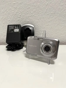 Fujifilm Finepix JV200 Silber / Kompakte Digitalkamera / Lesen / Geprüft ✅ - Bild 1 von 12