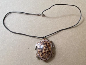 Geschnitzter Tiger Kaurimuschel Schildkröte Anhänger 5cmx4,5cm an Seil Halskette 963e - Bild 1 von 4
