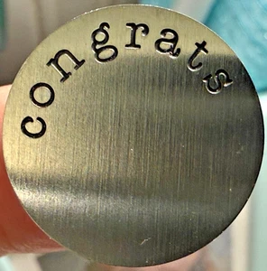 Auténtico Origami Owl Grande Plata FELICIDADES Placa de Metal Nuevo *Retirado* - Imagen 1 de 2