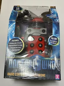 FIGURINA DOCTOR WHO RADIOCOMANDATA DALEK DRONE RED RC 13” FUNZIONANTE NUOVA CON SCATOLA SIGILLATA - Foto 1 di 5