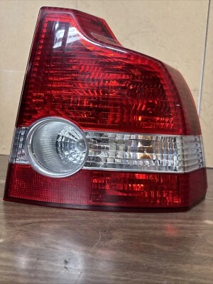 Lanterna traseira lateral direita Volvo S40 2004,2005,2006,2007 fabricante de equipamento original. Lascado - Imagem 1 de 4