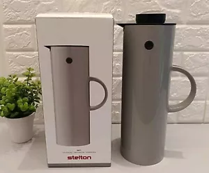 Stelton EM77 Brocca Sottovuoto 1 Litro Fiaschetta Grigio 2 Coperchi Bevanda Fredda Calda Vintage Nuova - Foto 1 di 10