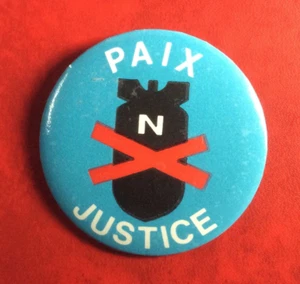 PEACE JUSTICE Pinback Badge Button QUEBEC NO BOMB PAIX JUSTICE Extremely Rare! - Imagen 1 de 2