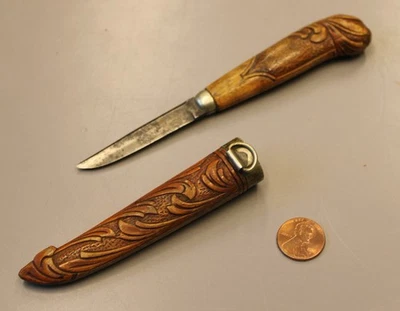 Cuchillo Bunad de arte popular noruego vintage tallado a mano mango y funda Foto 1 de 4