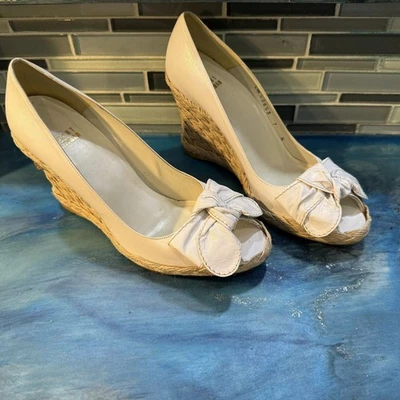 "Pajarita Stuart Weitzman para mujer 7 N blanca satinada punta abierta cubierta de yute cuña de 4""" Foto 1 de 4