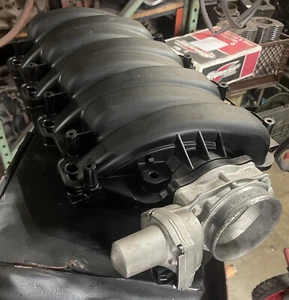LS7 GM 7.0Litre OEM Intake Manifold w/ GM Throttle Body (USED) Great condition - Bild 1 von 6