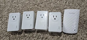 TP-Link Wifi Extender And 4 500 Mbps Wall Plugs - Photo 1/4