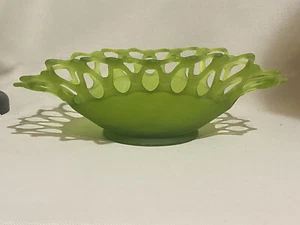 VINTAGE WESTMORELAND FROSTED SATIN MIST OPEN LACE EDGE CENTERPIECE/ FRUIT BOWL - Picture 1 of 9
