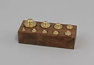 Set 9 Hängenden Gleichgewicht Messing Mit Basis IN Holz Neu - Bild 1 von 1