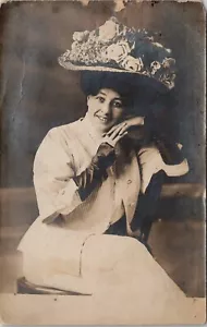 RPPC Postkarte Dame posiert sitzend mit Hut Studio Foto Vintage unbesendet - Bild 1 von 2
