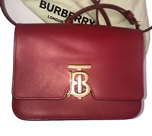 Bolso Burberry Rojo Brillante Cuero Dorado Herrajes Pequeño TB Italia Nuevo - Imagen 1 de 12