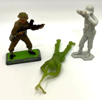 Trío de soldados de la Segunda Guerra Mundial: Britains Ltd. Marx & Green Army Man Foto 1 de 4