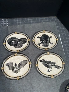 JUEGO DE 4 PLATOS DE APERITIVO MEDALLÓN HALLOWEEN WILLIAN SONOMA CALAVERA MURCIÉLAGO SERPIENTE CUERVO - Imagen 1 de 2