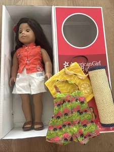 Nanea Mitchell American Girl Puppenkiste Strandset Brille Matte Handtuch Badeanzug 2017 - Bild 1 von 15