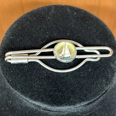 Clip de corbata de velero vintage pintado al revés barra de corbata de vidrio moldeado tono plata Foto 1 de 3