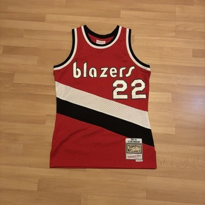 Camiseta deportiva Mitchell & Ness Trail Blazers para hombre Clyde Drexler auténtica 36 (pequeña) Foto 1 de 4