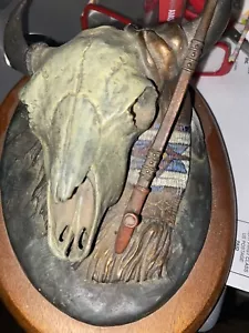 Scultura arte bronzo Vel Miller testa di mucca morta piume e pipa indiana 21/75 1978 - Foto 1 di 6