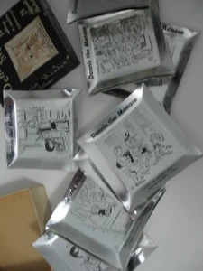 NOS unbenutzt 1952 Dennis The Menace 24 verschiedene schwere Folien Aschenbecher oder Untersetzer - Bild 1 von 2