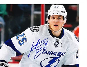 TAMPA BAY LIGHTNING MATT CARLE SIGNED CLOSE UP 8X10 - Imagen 1 de 1