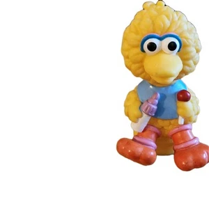 Sesame Street Baby Big Bird. Figura de goma 4. Tiene biberón y chupador de 1/2 pulgada de alto - Imagen 1 de 2