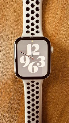 Apple Watch Series 4 Nike+ 44mm Alu in Silber mit Sportarmband (GPS)  - Bild 1 von 4