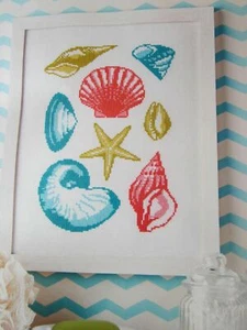 Gráfico de punto de cruz muestreador de costa que muestra conchas marinas de colores bastante audaces - Imagen 1 de 1