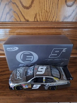 Kasey Kahne 2009 Budweiser Dodge Brushed Metal Elite 1/24 autografado 1 de 50! - Imagem 1 de 4