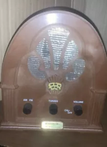 MODEL 2136 REPLICA ANTIQUE MUSIC ART DECO AM/FM RADIO Tested Great - Picture 1 of 7