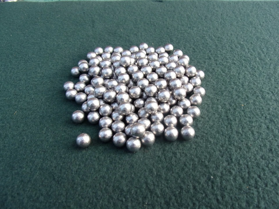 500 8.4mm approx round lead balls catapult slingshot ammo - Image 1 of 3