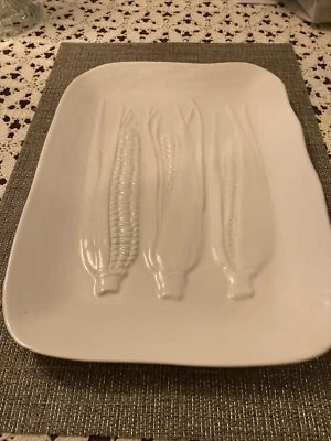 Plato de cerámica para servir maíz texturizado en la mazorca simplemente blanco Portugal decoración de otoño Foto 1 de 4