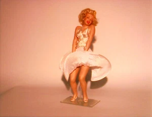Marilyn Monroe Porcelain Figurine Stereoview: 7 Year Itch Dress up Scene # 087 - Picture 1 of 3