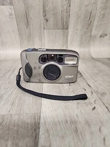 Nikon One Touch Zoom 70 AF 35 mm fotocamera punta e scatta pellicola - argento FUNZIONA! - Foto 1 di 13